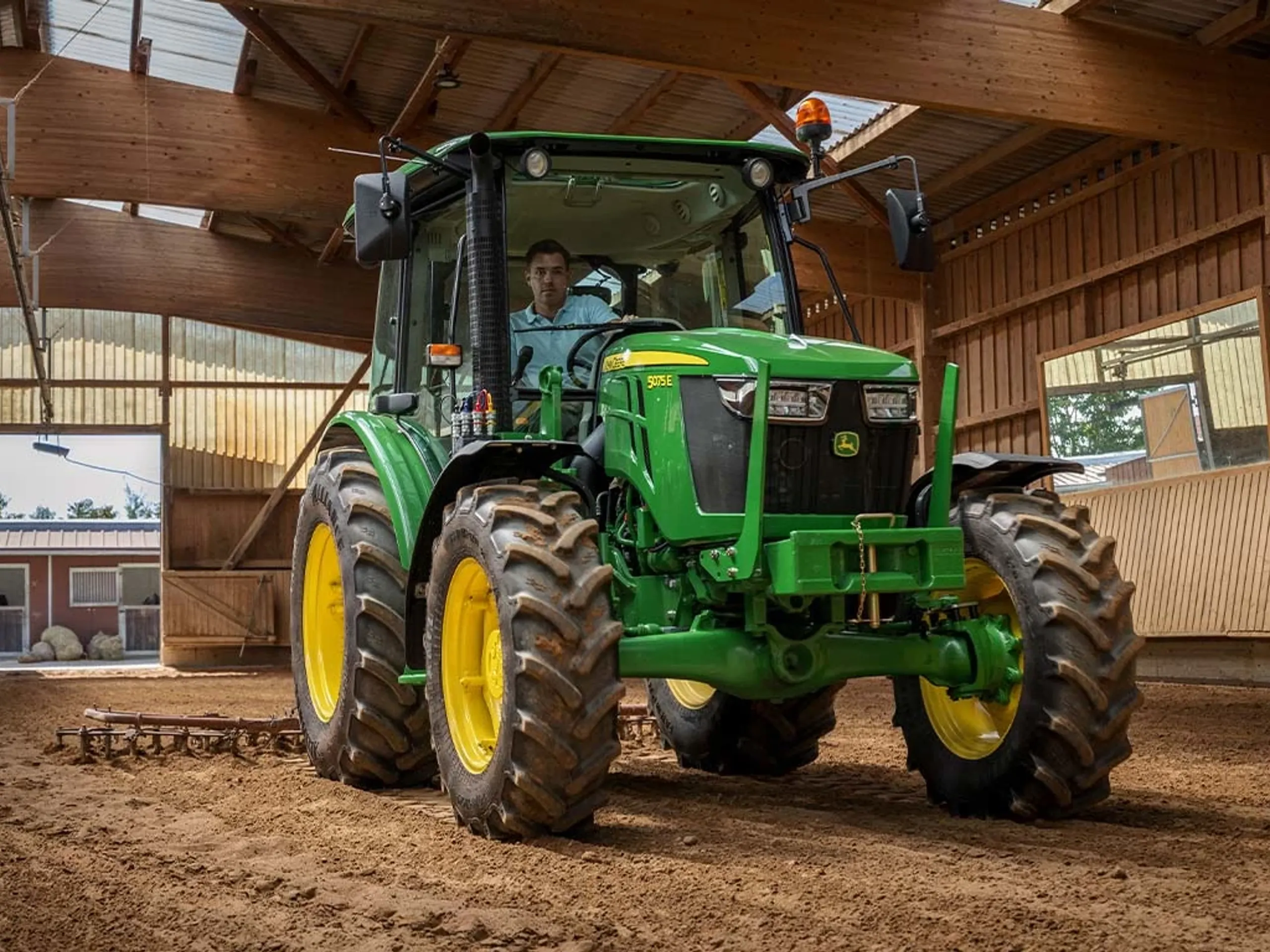 Tractor agrícola en cultivo