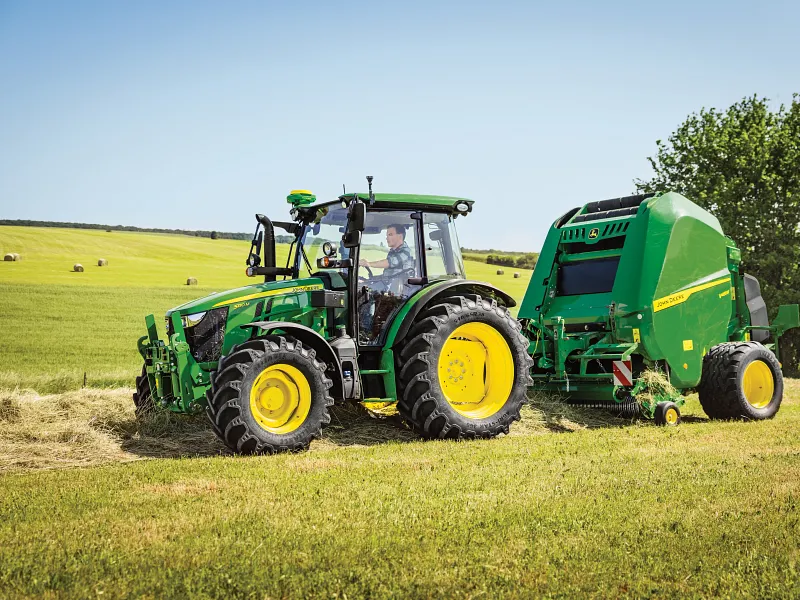Tractor John Deere 5M trabajando en campo agrícola
