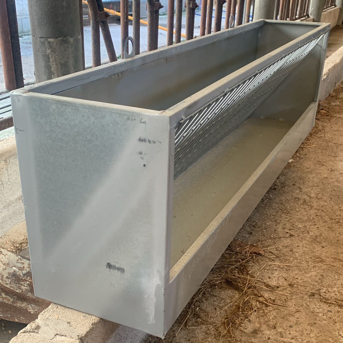 Comedero ovejas  - imagen 1